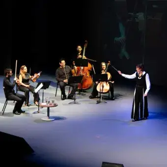 Con un vals de Chaikvoski, dio inicio la presentación de la directora. Alondra de la Parra, Tec de Monterrey.
