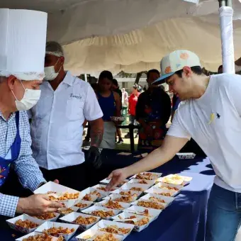 Aniversario Tec, entrega chilaquiles.