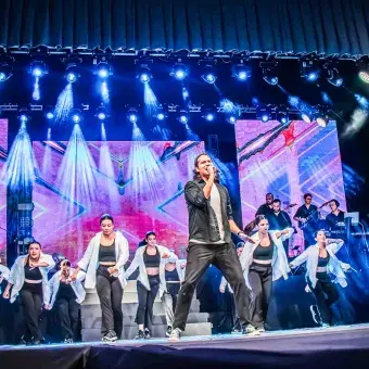 Tres jóvenes cantantes interpretan canción en ensamble musical del 50 aniversario del Tec de Monterrey campus Laguna