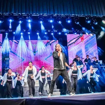 Tres jóvenes cantantes interpretan canción en ensamble musical del 50 aniversario del Tec de Monterrey campus Laguna