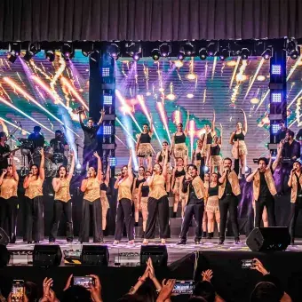 Foto general de los artistas participantes en el ensamble musical del 50 aniversario del Tec de Monterrey campus Laguna