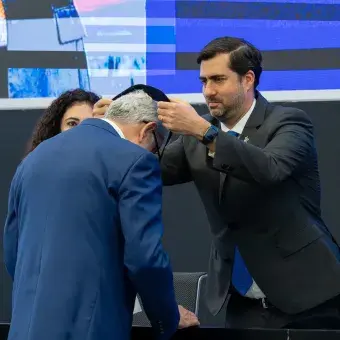 Los profesores recibieron una medalla y un reconocimiento