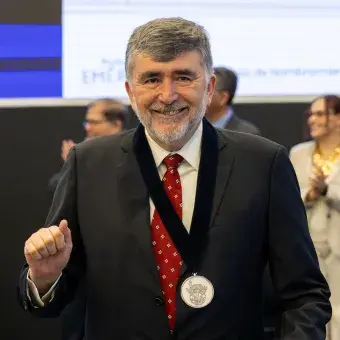 Profesor recibiendo su nombramiento