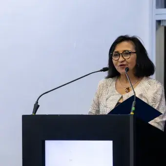 Presentadora del evento nombrando a los profesores eméritos