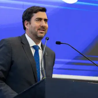 Juan Pablo Murra, rector del Tec, dando un mensaje a los profesores