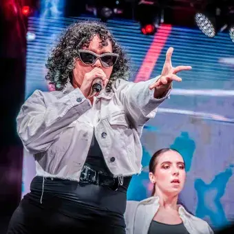 Cantante interpreta canción como solista en ensamble musical del Tec de Monterrey campus Laguna por su 50 aniversario