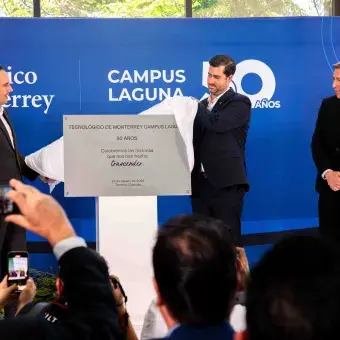 Momento de la develación de la placa del 50 aniversario del Tec de Monterrey campus Laguna