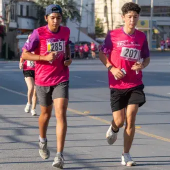 Alumnos enfocados corriendo la Carrera Tec.