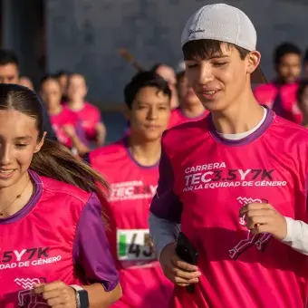 Personas hablando mientras corren la Carrera Tec.