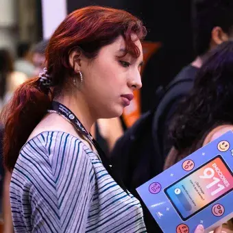 Mujer joven sosteniendo un libro durante la Feria Internacional del Libro Monterrey