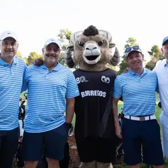 Fotografía grupal con la mascota oficial de los Borregos.