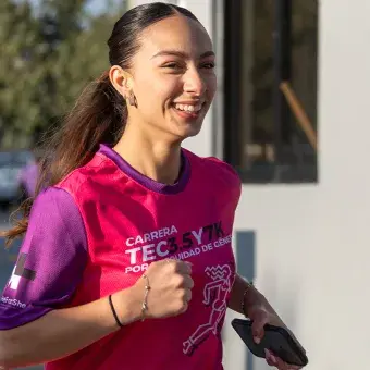 Alumna alegre corriendo la Carrera Tec.
