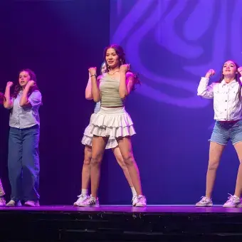 Alumnas bailando en musical Legalmente Rubia.