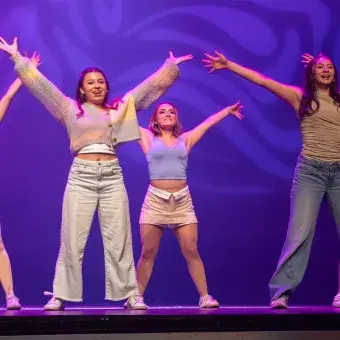 Alumnas sonriendo en musical Legalmente Rubia.