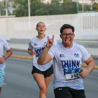 En el marco del 50 aniversario del Tec de campus Querétaro se llevó a cabo la carrera Think, Feel & Run 2025 powered by Skechers con la participación de 1700 corredoras y corredores. 