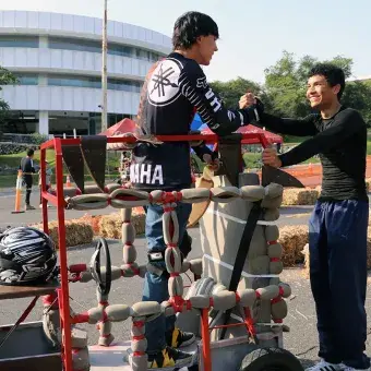El Tec campus Cuernavaca realizó el Downhill Challenge 2025, donde equipos compitieron con gravity cars en una pista de obstáculos, premiando velocidad, diseño, creatividad y desempeño.