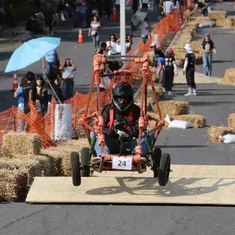 El Tec campus Cuernavaca realizó el Downhill Challenge 2025, donde equipos compitieron con gravity cars en una pista de obstáculos, premiando velocidad, diseño, creatividad y desempeño.