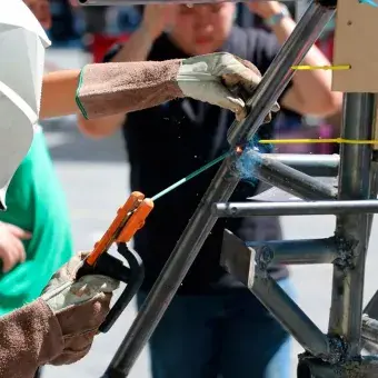 El Tec campus Cuernavaca realizó el Downhill Challenge 2025, donde equipos compitieron con gravity cars en una pista de obstáculos, premiando velocidad, diseño, creatividad y desempeño.