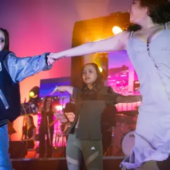 Coreografía inspirada en los años noventa.