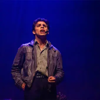 Estudiante haciendo un solo en escenario en musical Legalmente Rubia.