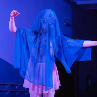 Actriz cubierta con una manta azul.