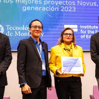 Laura Eugenia Romero Robles presentó Tequila VR, un proyecto que integra realidad virtual inmersiva como complemento pedagógico para la enseñanza de bioprocesos y procesos químicos. A través de la simulación de una planta tequilera, estudiantes de ingeniería y biotecnología conectaron modelos matemáticos y procesos industriales en una experiencia de aprendizaje basada en problemas.