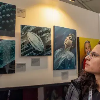 Los ganadores de VIBRART 2025 compartieron espacio con más de 200 artistas emergentes en BADA, una plataforma profesional sin intermediarios.