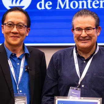 El proyecto iTecCare5, liderado por Hugo Gustavo González Hernández, explora el uso de electroencefalografía y aprendizaje automático para analizar el pensamiento crítico en estudiantes de ingeniería. A través del análisis de señales EEG, la iniciativa logró identificar cómo los estudiantes procesan información relevante, irrelevante y falsa, aportando nuevas rutas para la evaluación educativa basada en datos.