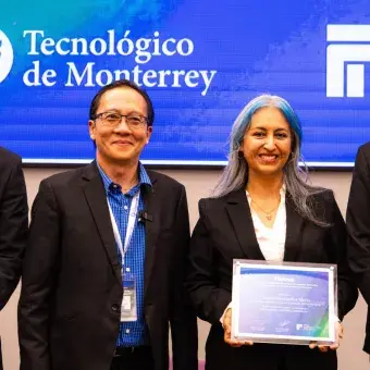 Claudia Hernández Mena presentó Math Modulation Quest, un videojuego educativo orientado a fortalecer el aprendizaje del álgebra básica mediante una estrategia gamificada. El proyecto registró mejoras significativas en el desempeño en álgebra y altos niveles de aceptación tecnológica, y actualmente se implementa en grupos de nivel medio superior de dos campus, consolidándose como una herramienta complementaria a la enseñanza tradicional.