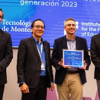 Carlos Agredano González presentó Explor AR, un proyecto de innovación educativa que traslada el aprendizaje de mercadotecnia fuera del aula mediante lecciones geoespaciales gamificadas. A través de una dinámica tipo rally en espacios reales, los estudiantes aplican conceptos como segmentación, retail y comportamiento del consumidor usando una app de geolocalización que conecta la teoría con el entorno cotidiano.