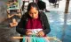 Mujer teje con método ancestral en Chiapas